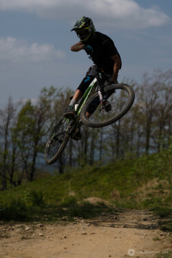 Не мотокрос але таки стрибок. Fujifilm X-T20, MC Rokkor-PF 58/1.4 Mk2